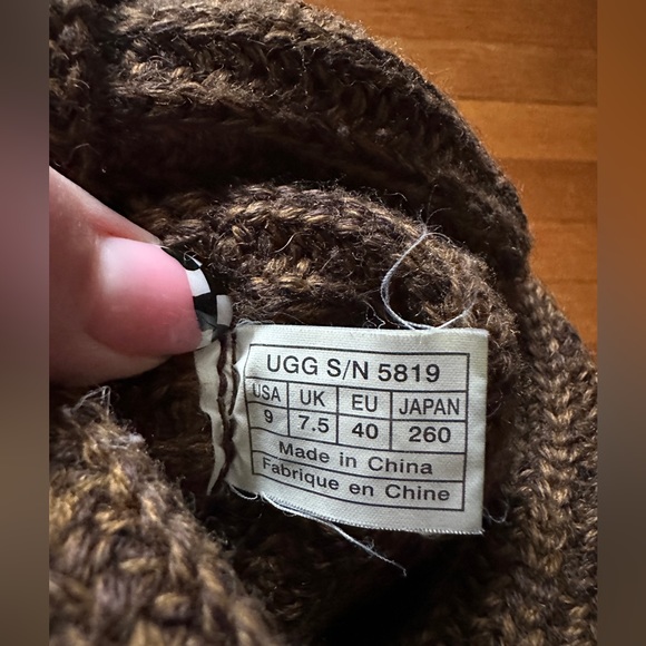 Ugg Classic Cardy Boot in Brown, Size 9 - Picture 6 of 6